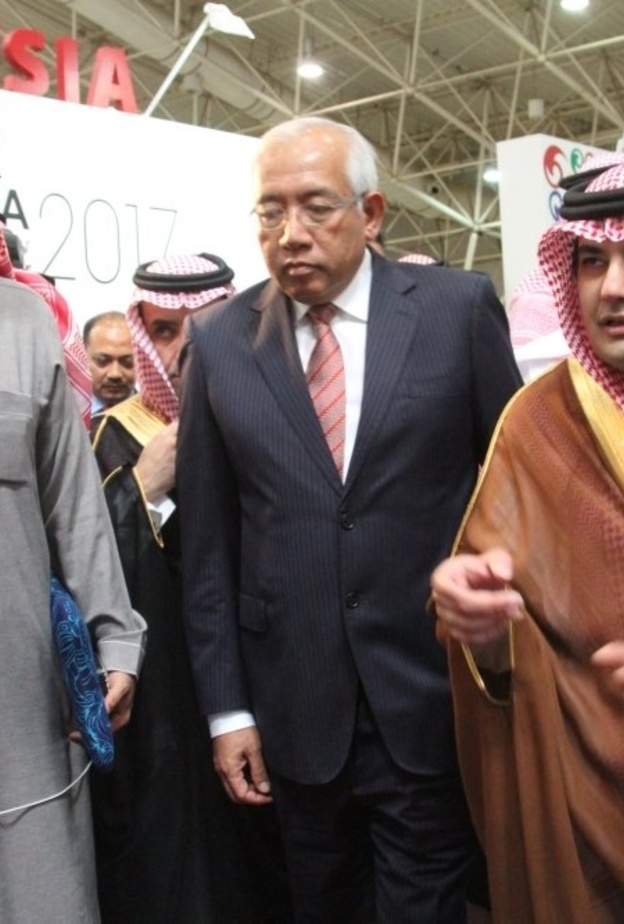 وزير الثقافة و الإعلام عادل الطريفي برفقة وزير التعليم الماليزي 