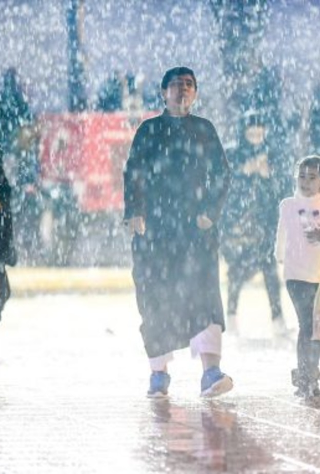 الأمطار تنهمر على الزوار في الجنادرية