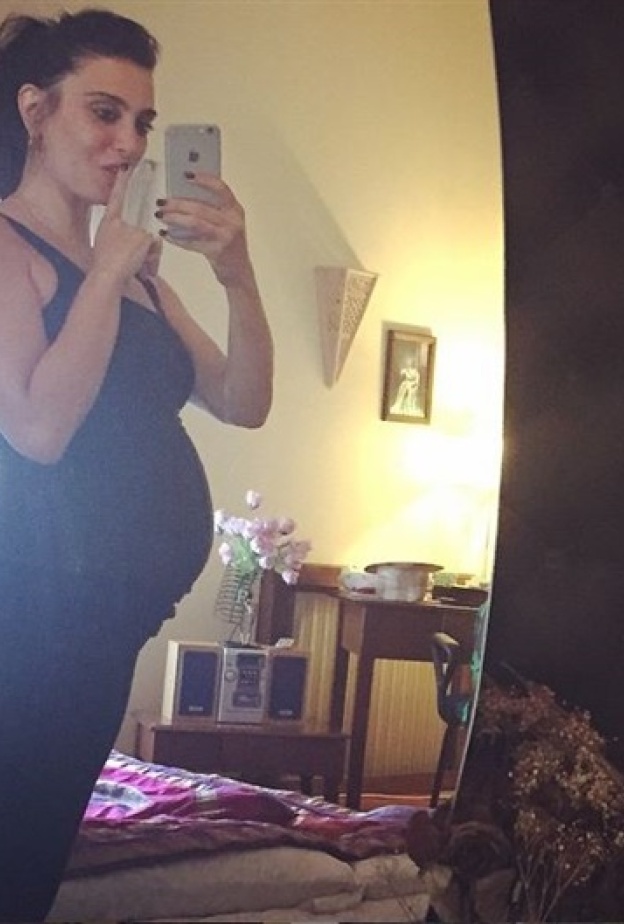 أول صورة سيلفي لـ"نادين لبكي" في حملها الثاني