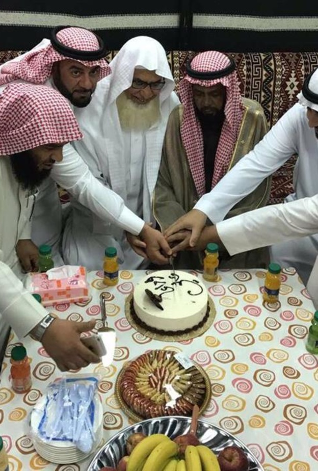 صور..أهالي حائل يودعون وافد بنغالي مكث اكثر من ٣٤ سنة بالسعودية