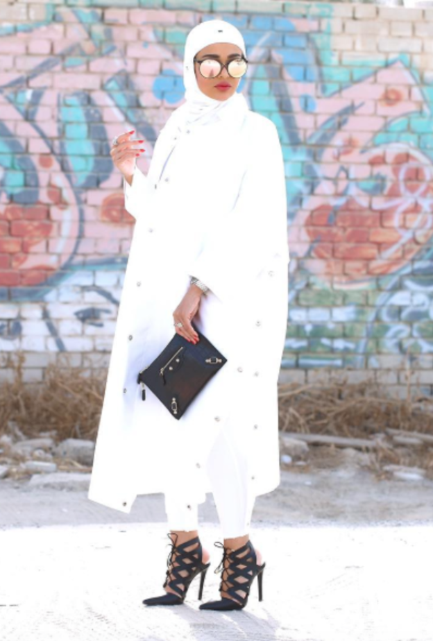 اطلالة أحادية باللون الأبيض الرهف مع لمسات عصرية وشبابية بالاكسسوارات 