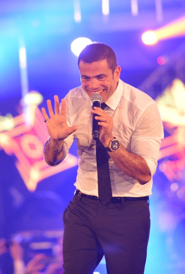 عمرو دياب يغني في الكريسماس