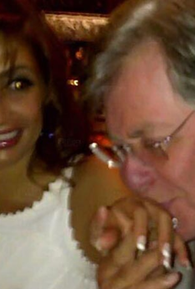 حسين فهمي وزوجته السعودية