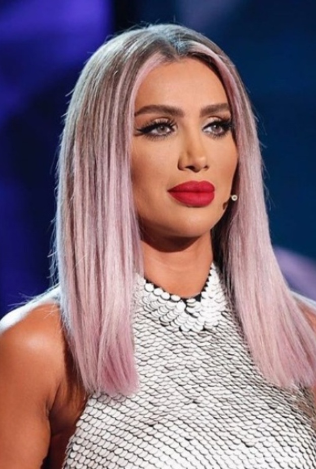 مايا دياب بالشعر الزهري