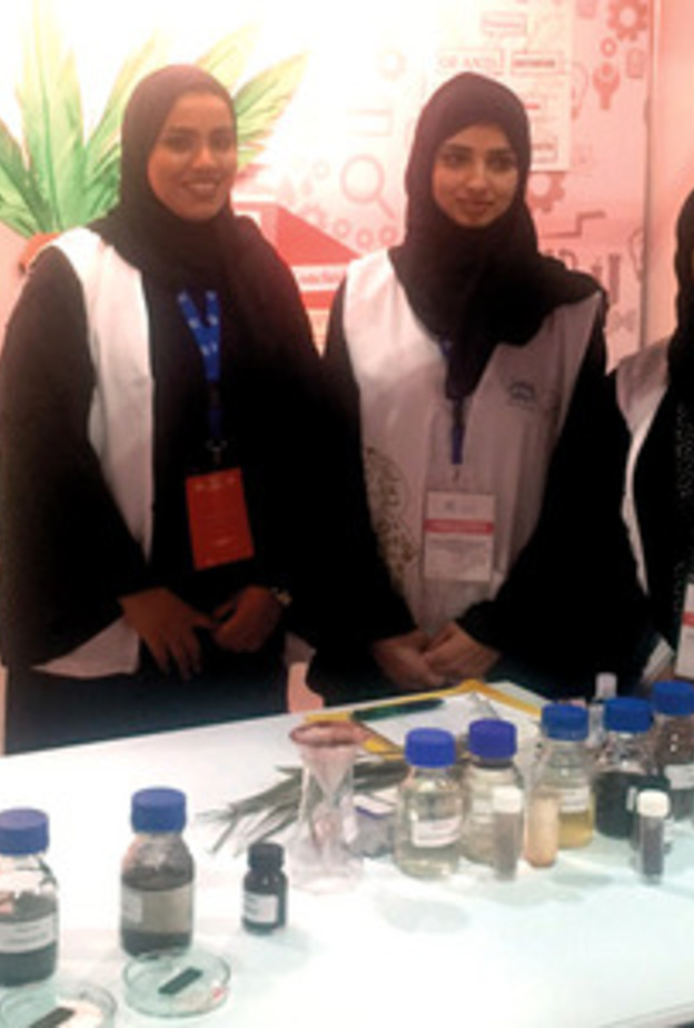 3 مواطنات يستفدن من مخلفات النخيل لصنع مواد مضادة للصدأ