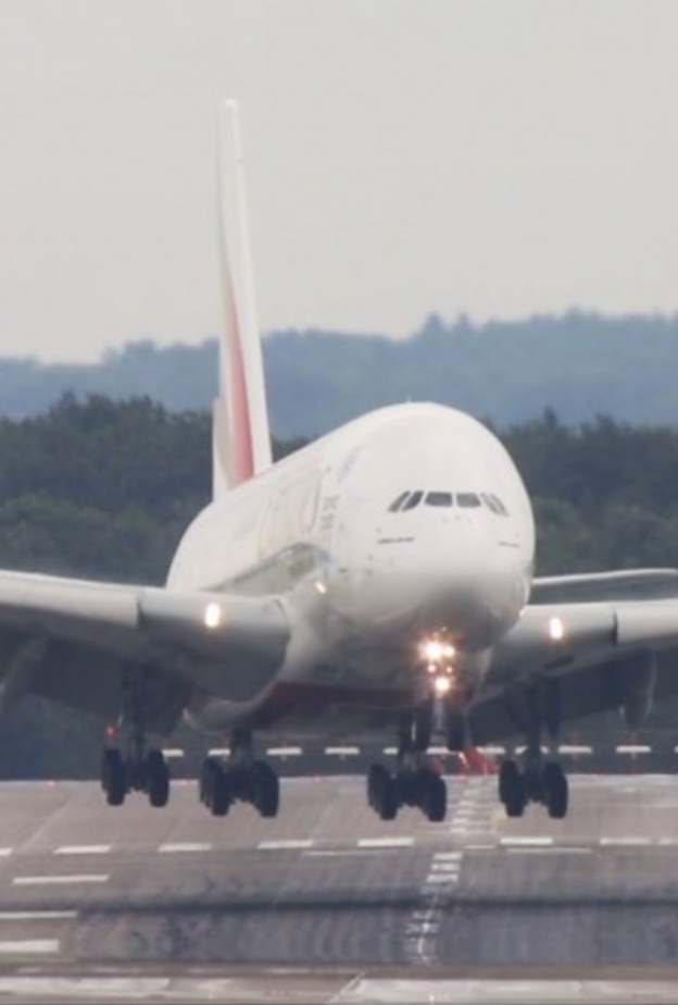 بالفيديو.. هبوط أضخم طائرة في العالم في ظروف مناخية سيئة