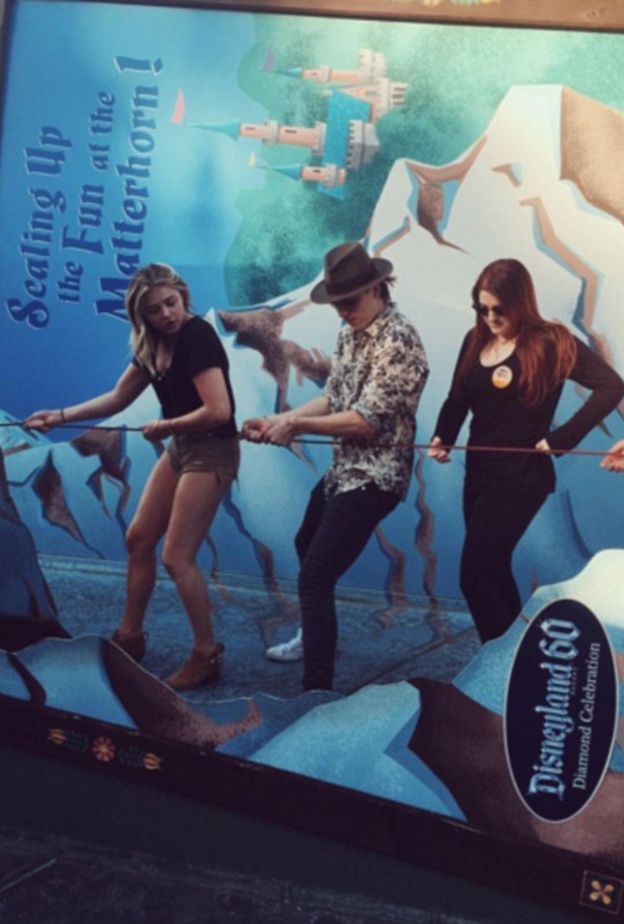 كلوي جريس فى رحلة ديزني لاند