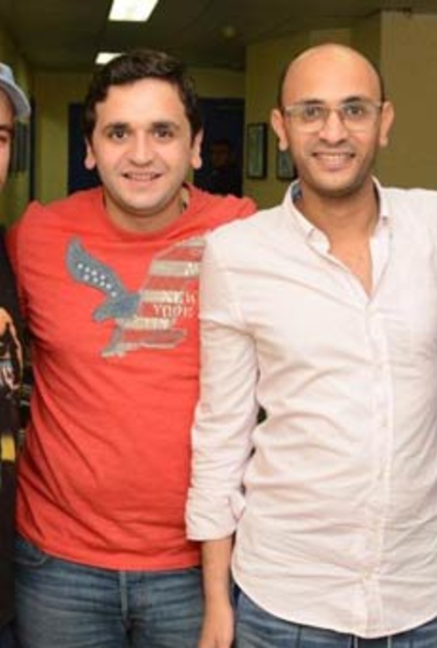 محمد التوب مع اعضاء فريق مسرح مصر