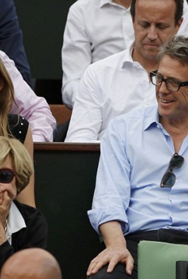 هيو جرانت يتابع رولان جاروس برفقة صديقته