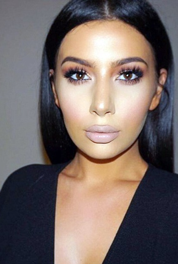 شبيهة كيم كارداشيان