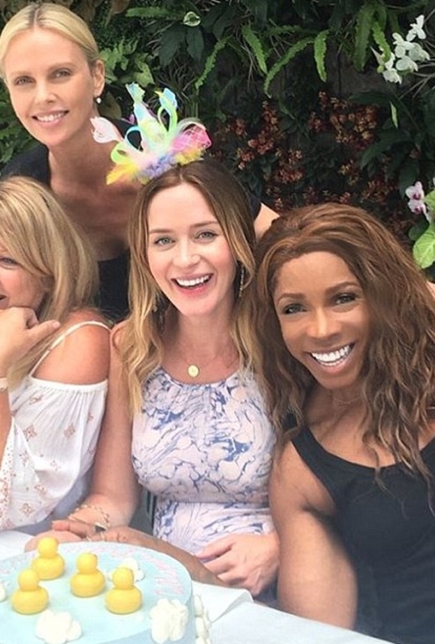 بالصور تشارليز ثيرون تستضيف حفل "baby shower" لـ ايميلي بلنت