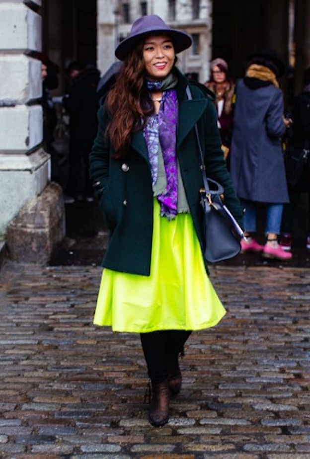 بالصور: ألوان صاخبة في إطلالات Street Style في LFW