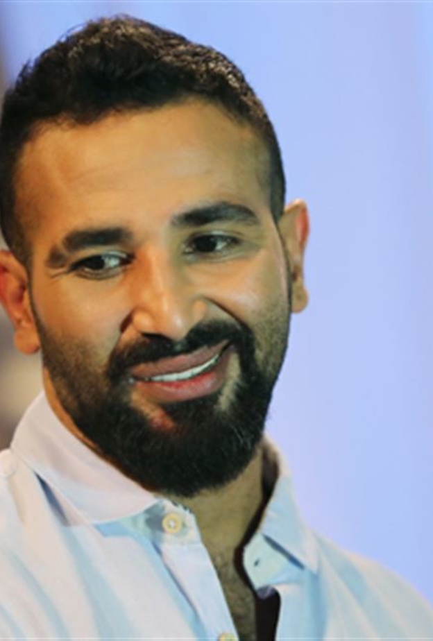 ملابس احمد سعد وابنيه تلفت الانتباه.. شاهدوا ماذا ارتدوا