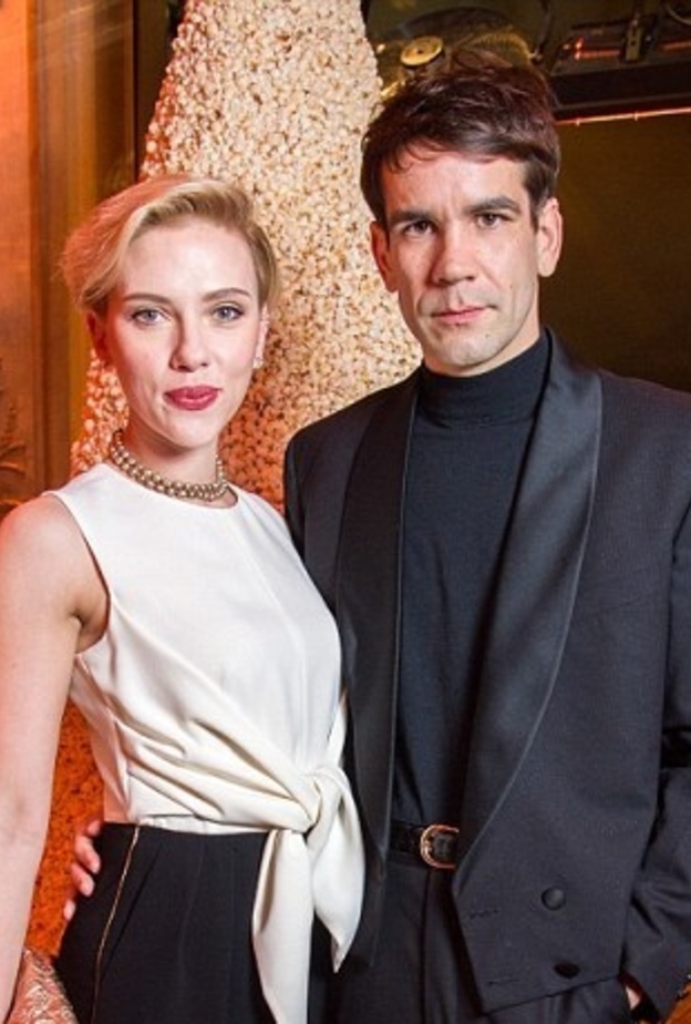 سكارليت جوهانسون وزوجها الصحفي الفرنسي رومان دورياك