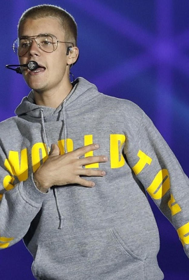 جاستن بيبر في الهند يمزح مع الأطفال