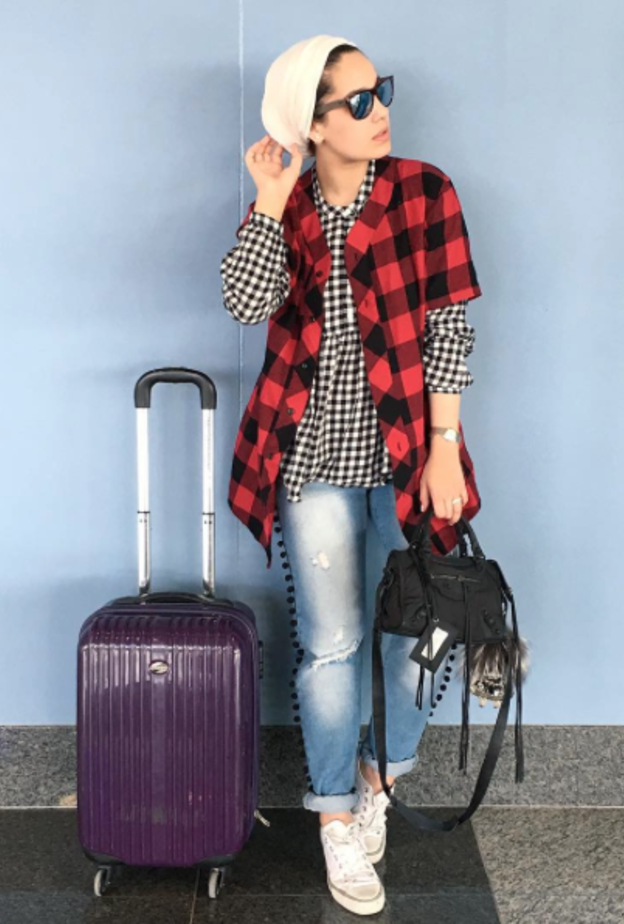 سحر فؤاد بإطلالة ملونة بالجينز