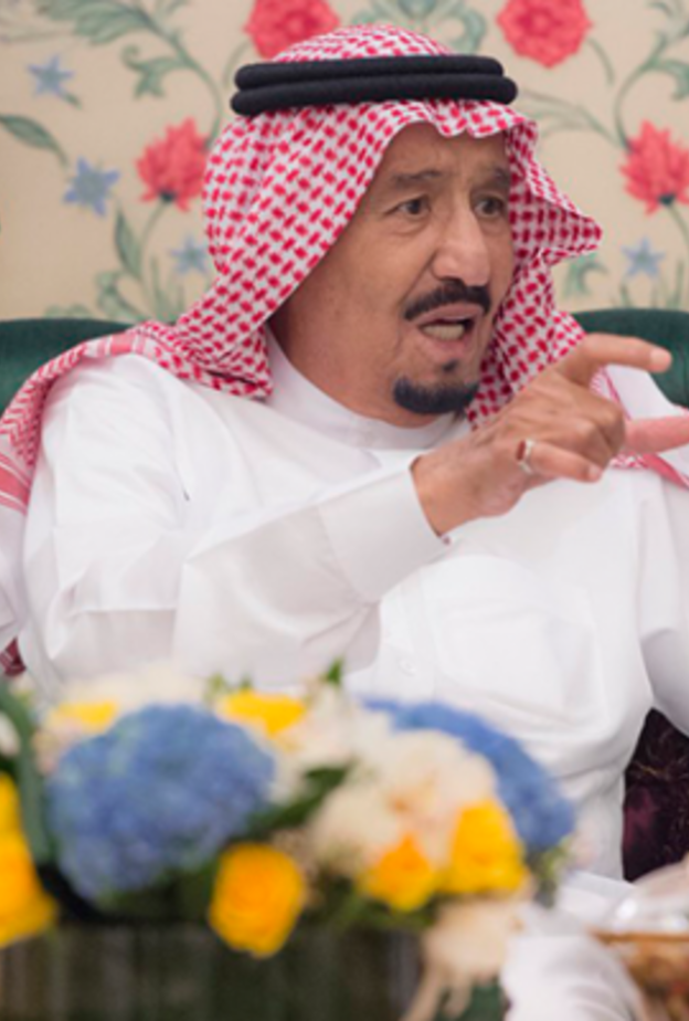 خادم الحرمين الشريفين بعد لحظات من وصوله إلى قصر "الصفا"