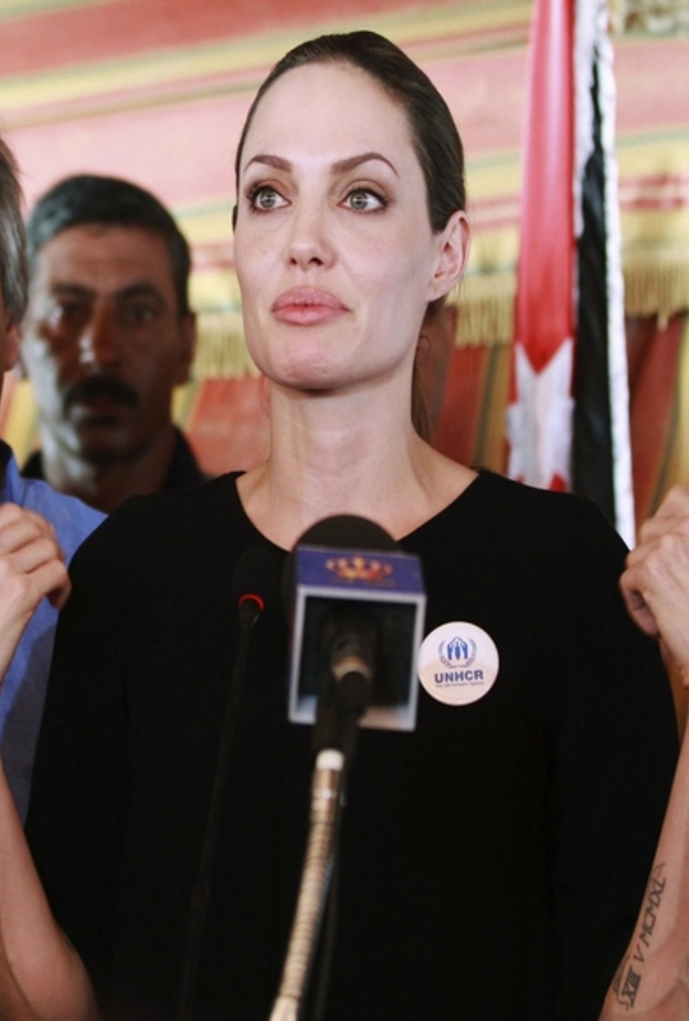 جورج يتحدث مع لاجئين سوريين