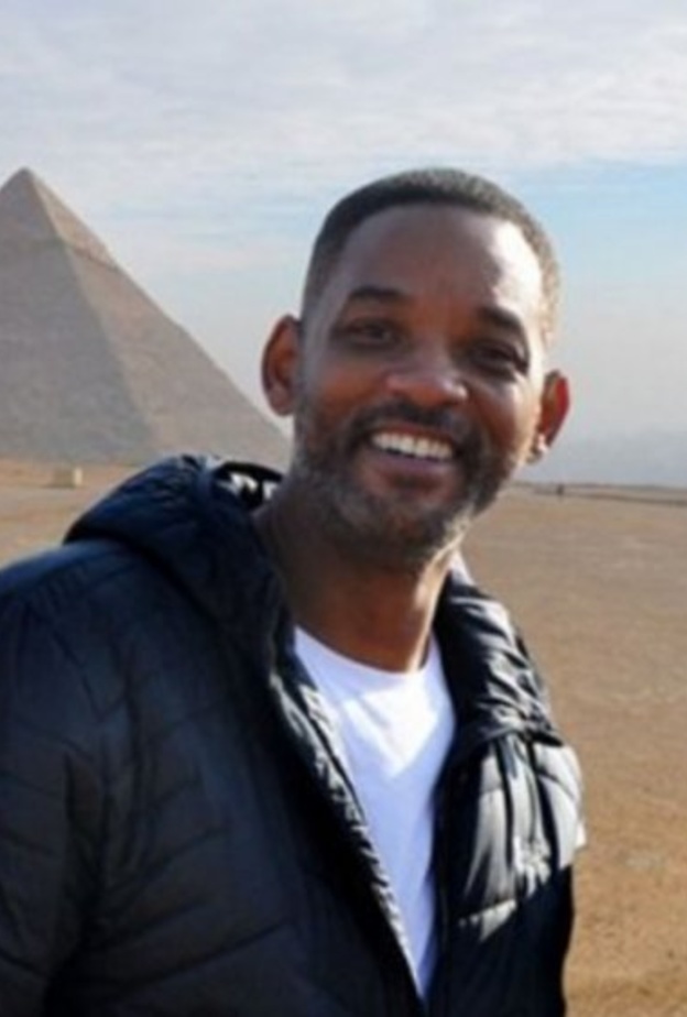 ويل سميث أمام الأهرامات