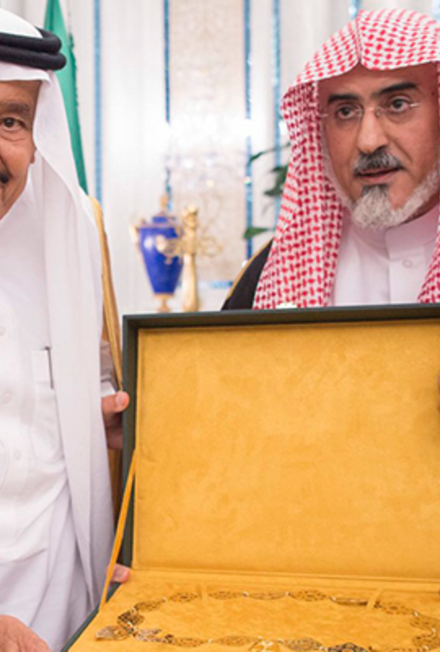 خادم الحرمين الشريفين أثناء تسلم الدكتوراه الفخرية في "خدمة القرآن الكريم"