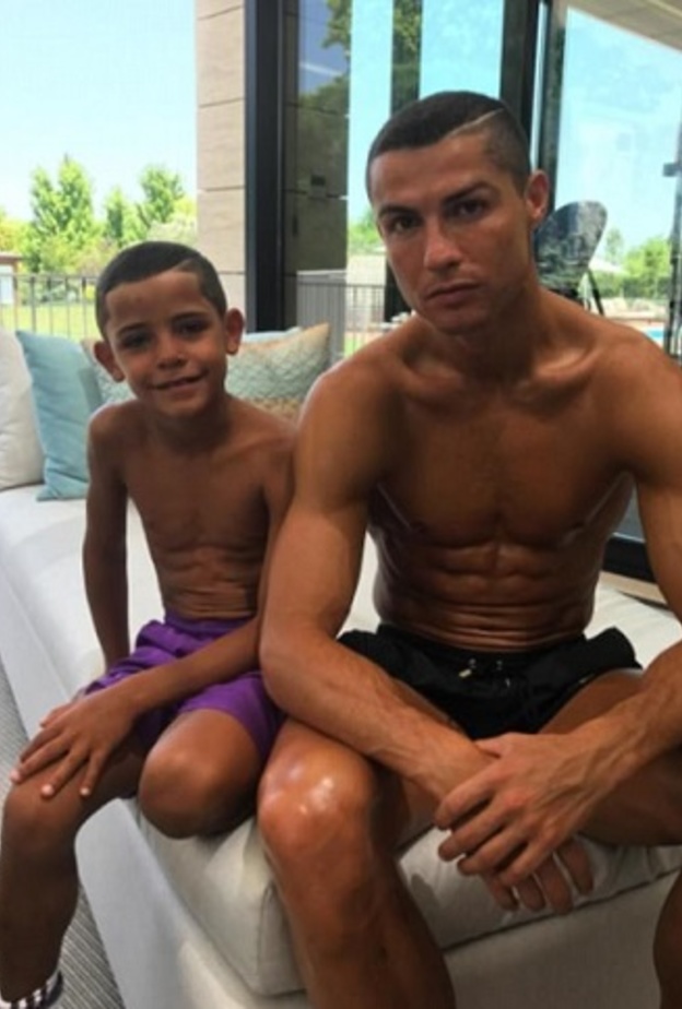 رونالدو الأب ورونالدو الابن يحضنان التوأم " إيفا وماتيو " في صورة جديدة.. شاهد