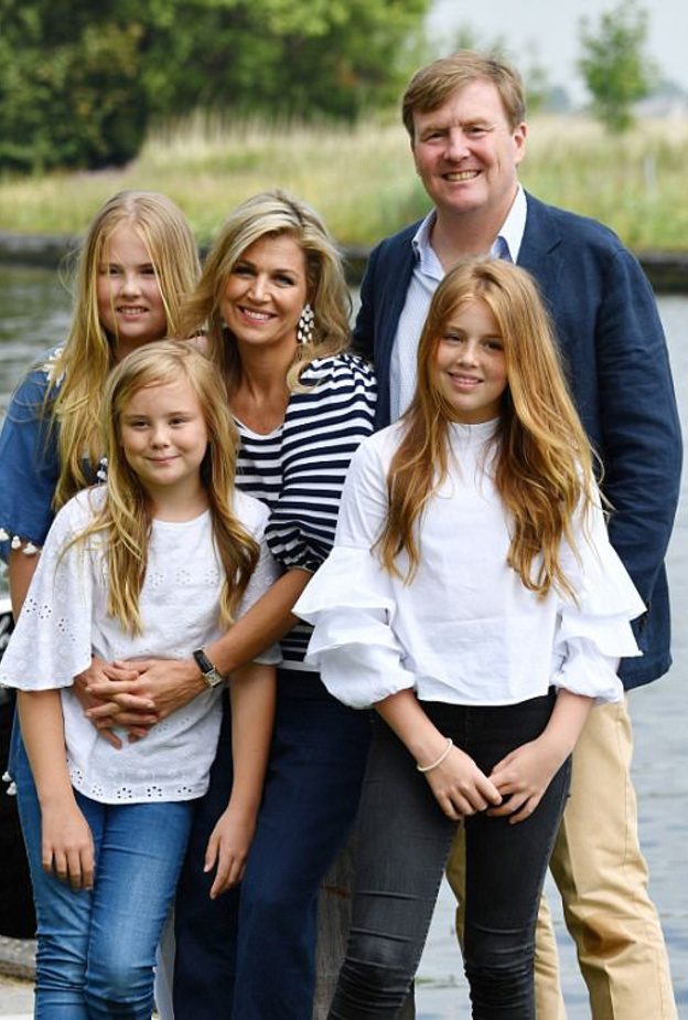 الملكة ماكسيما ساعدت الملك فيليم في تثبيت القارب