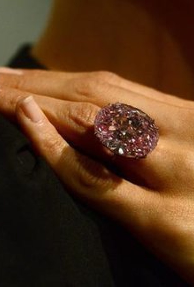 تاجر مجوهرات يفقد ماسة وردية بخمسين مليون دولار