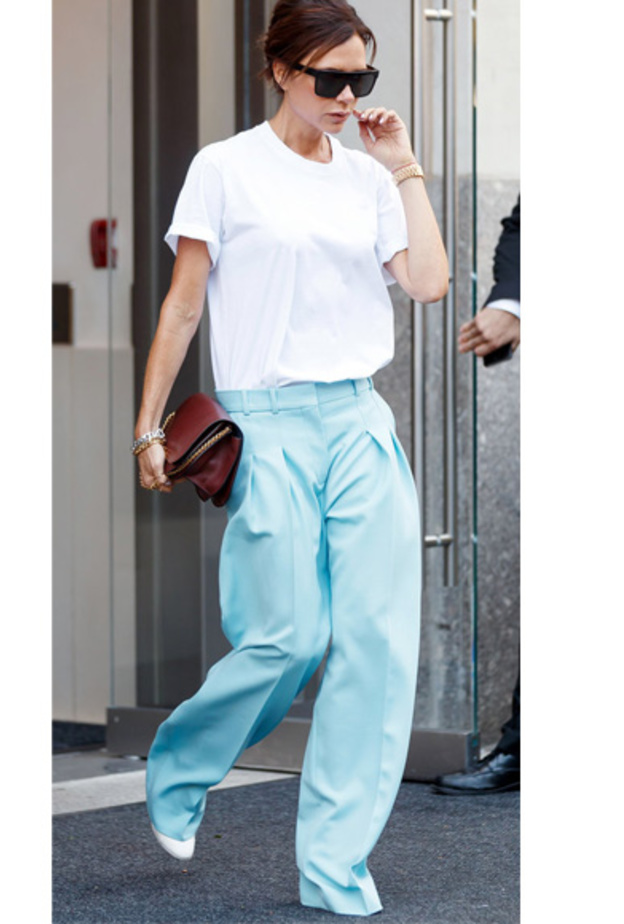 فستان أبيض ميدي ارتدته ‏‎ Chiara Ferragni ‎مع التول المتطاير خلفها 