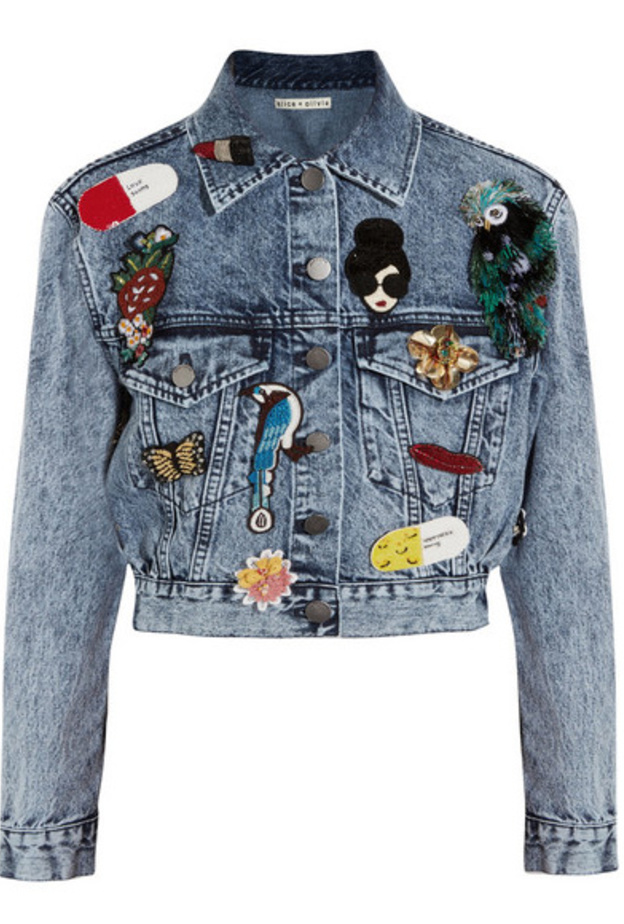 جاكيت جينز قصيرة مع رسومات شبابية من Alice + Olivia