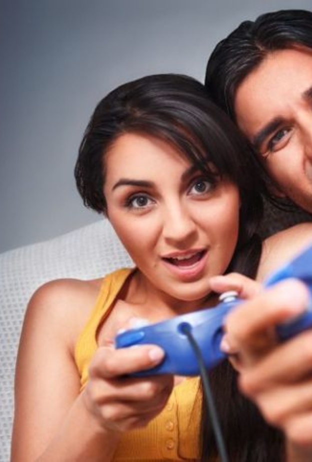 هل يدمن زوجك ألعاب الكمبيوتر والجوال؟... أعيديه إليك بهذه الطرق