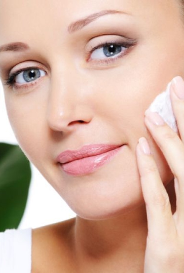  تنظيف الوجه بشدة يتسبب في ظهور حبوب الوجه