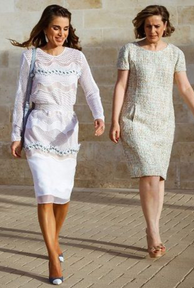 الملكة رانيا بفستان مستقيم