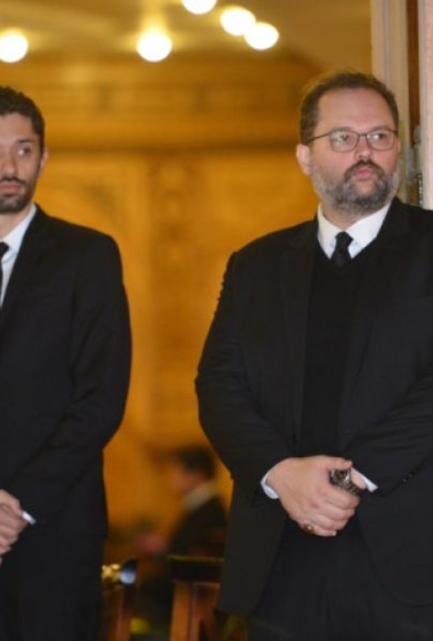 نجلا محمود عبد العزيز في عزاءه