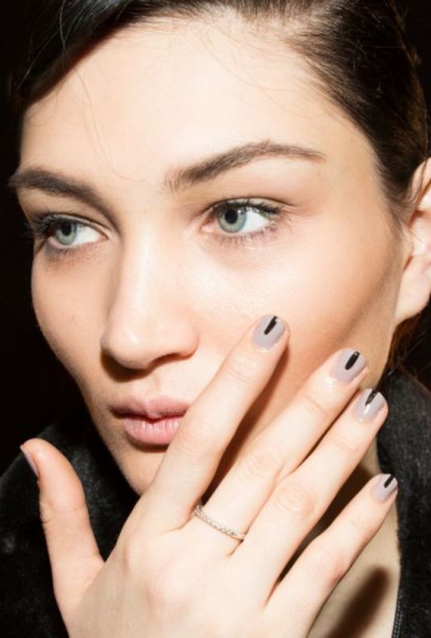 مناكير بألوان الرمادي مع الخطوط السوداء