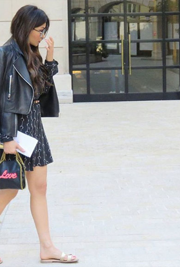 فستان أسود قصير في إطلالة يومية أنيقة 