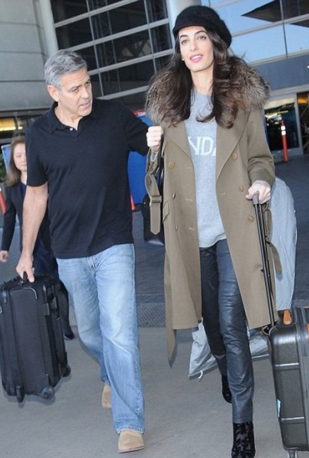 أمل كلوني بثياب فضفاضة في مطار لوس أنجلوس