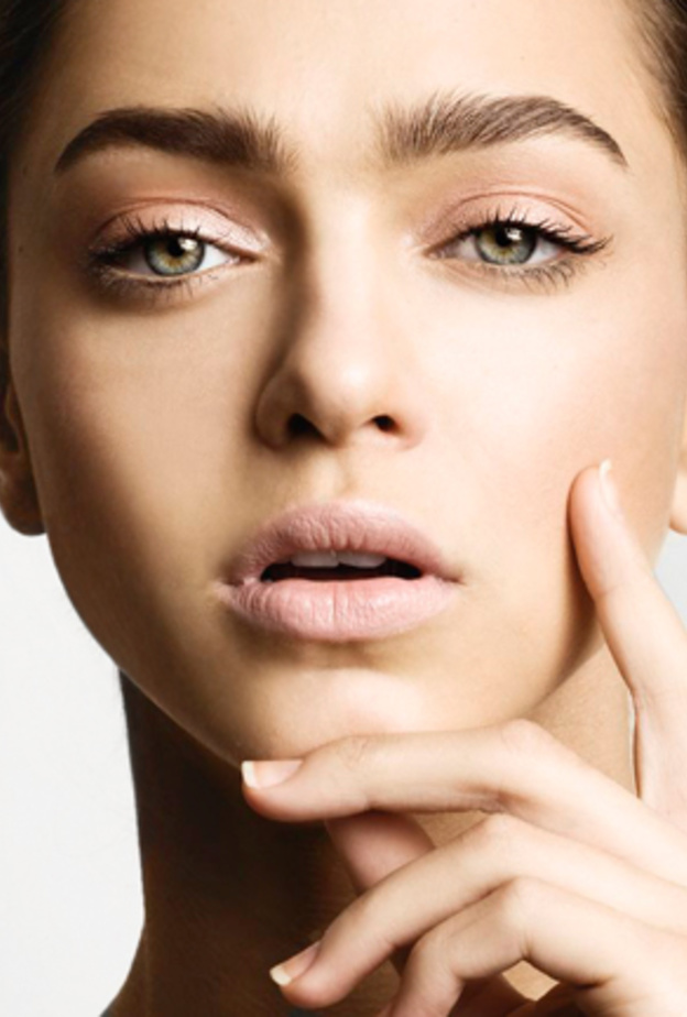 الكونسيلر من أهم خطوات توسيع العيون