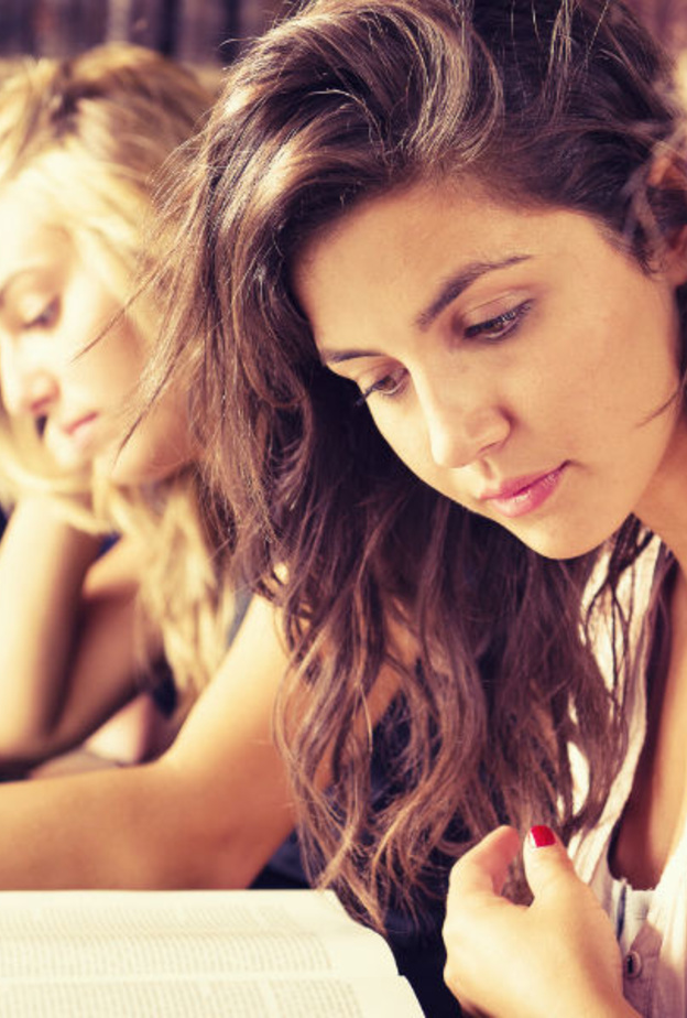 عدم اضهار الإنفعال الشديد و الحماسة للقبول الممتاز