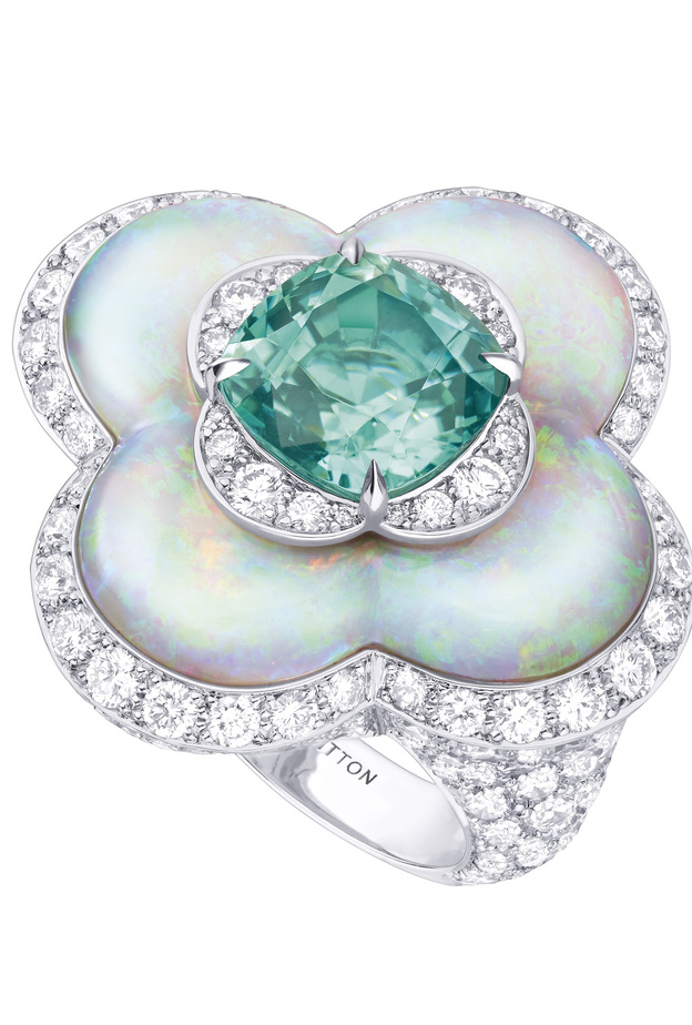 خاتم الأوبال الأبيض بتصميم لويس فويتون