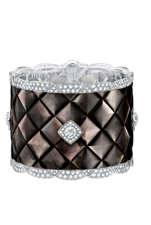 سوار شانيل مع عرق اللؤلؤ الأسود