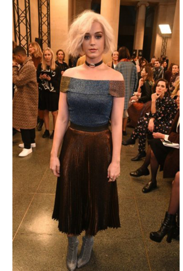 كاتي بيري ‏Katy Perry‏ تألقت في عرض كريستوفر كين ‏Christopher Kane‏ بتصاميم لماعة