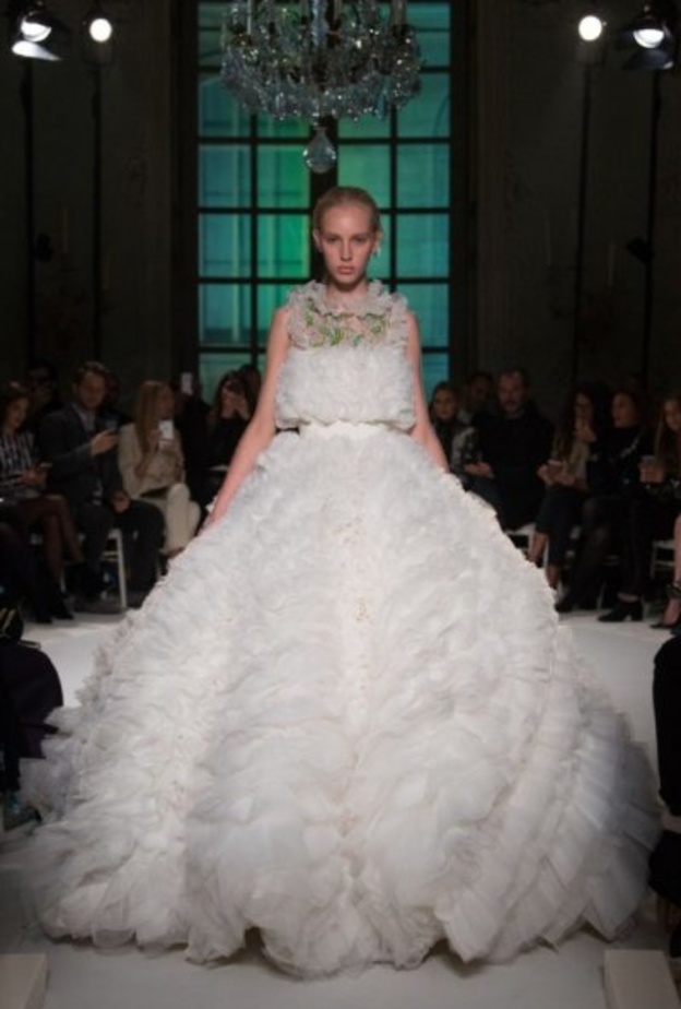 من ايلي صعب فستان زفاف بتنورة منفوشة