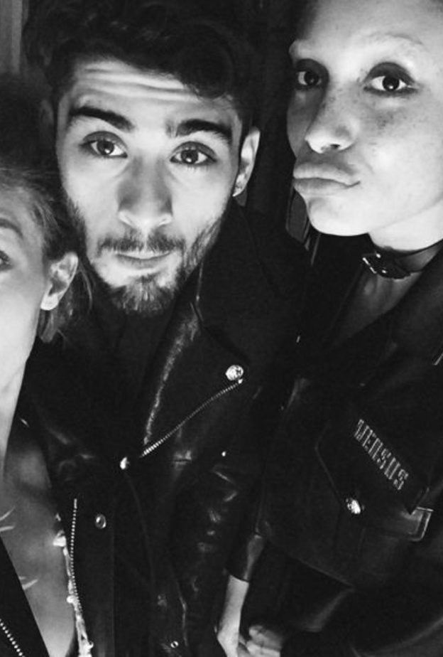 جيجي حديد تصور حملة صديقها زين مالك مع Versus Versace