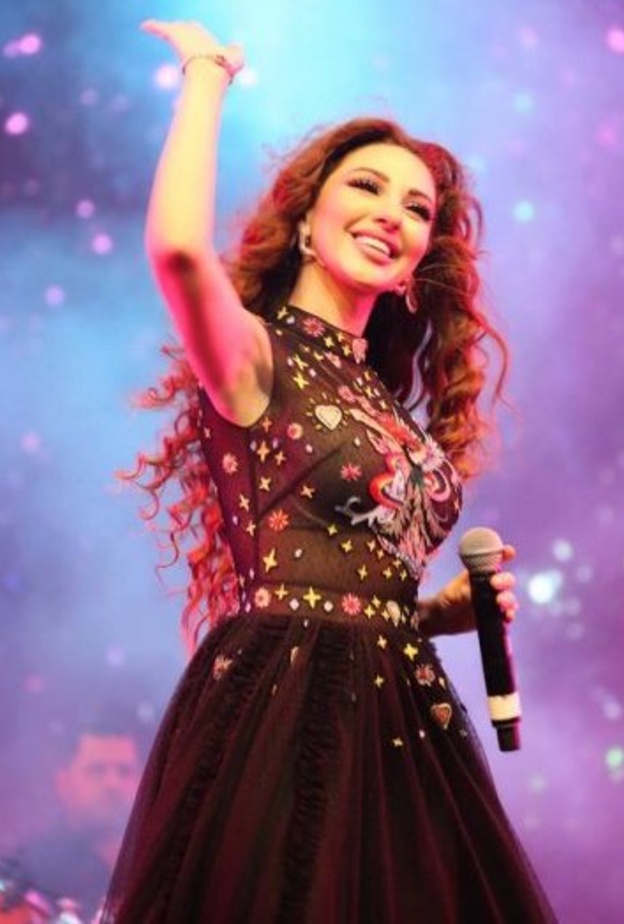 ميريام فارس تتمسك بالاسود بعد وفاة والدها