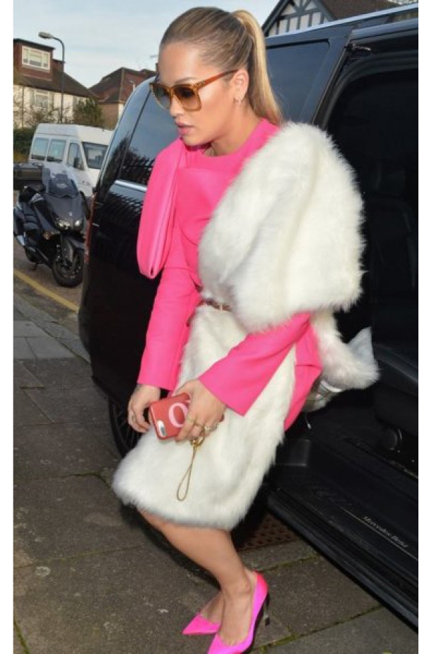 ريتا أورا متوهجة باللون الوردي والفرو كما رصدتها عدسات الكاميرا في شوراع لندن
