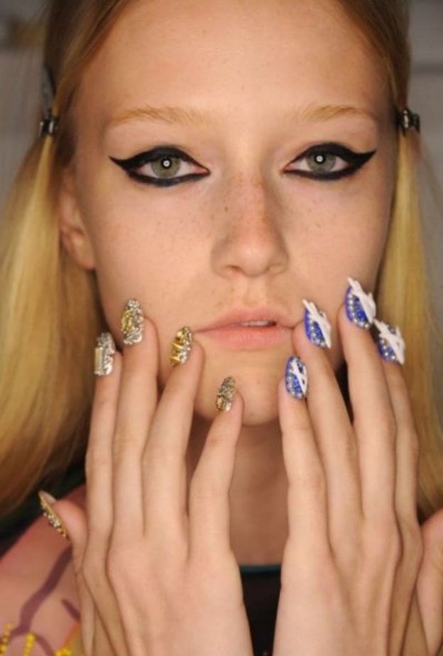 أشكال مناكير مدموجة بين الزهري والنيلي