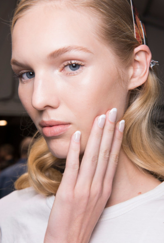 مناكير الأبيض مع طبعات وزخرفات الورود