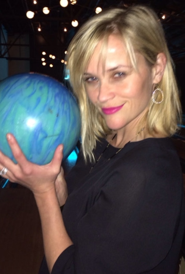 بالصور: ريز ويذرسبون تحتفل بعيد ميلادها بلعب البولينغ