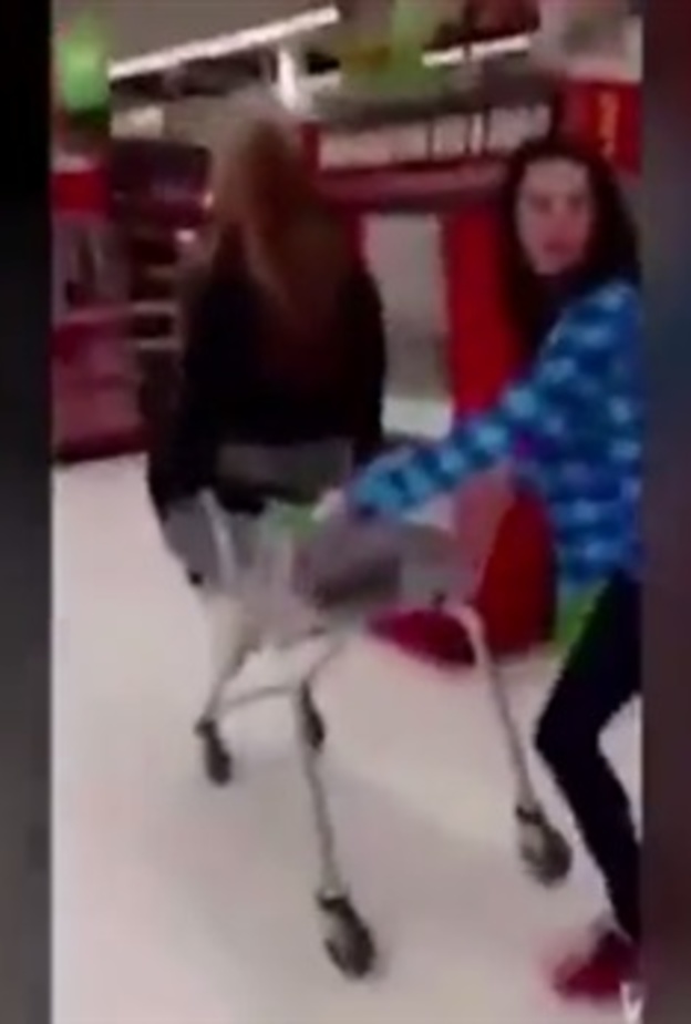 3 فتيات بريطانيات يطعمن رجلاً مشرداً