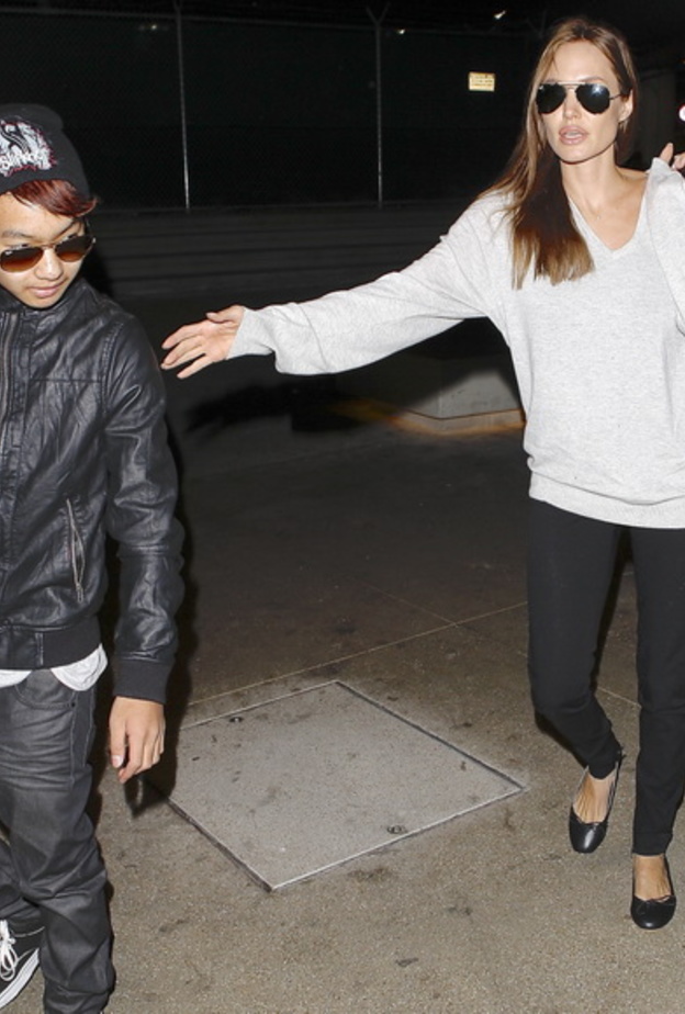 تعرض ابن براد بيت وأنجلينا جولي للكسر في تايلاند